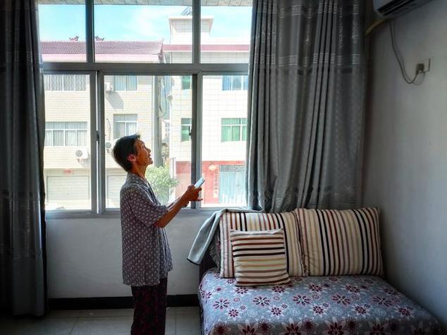 我在工厂做了12年,千万别拿养老本交给儿女看管,我工友把15万拿给儿子